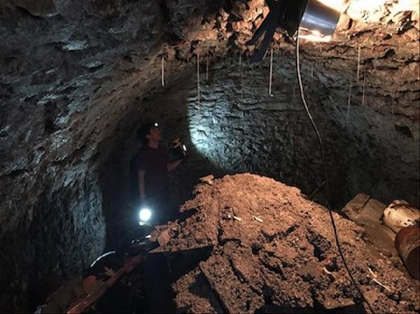 Karantindən bezən şəxs evinin altında 120 illik  tarixi tunel tapdı - FOTO