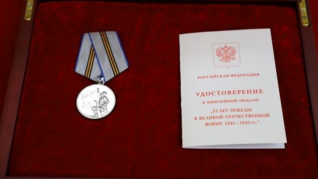 Putin Şimali Koreya lideri Kim Çen Ina medal göndərdi - FOTO