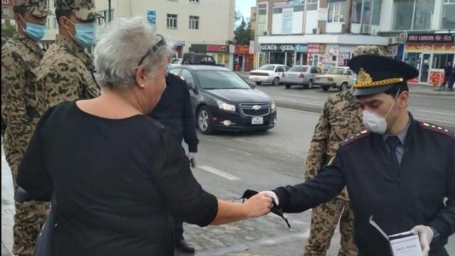 Bakı polisi vətəndaşlara tibbi maskalar payladı - FOTO