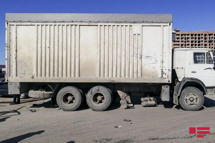 Sumqayıtda mikroavtobusla yük maşını toqquşdu - FOTOLAR