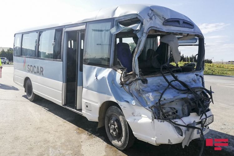 Sumqayıtda mikroavtobusla yük maşını toqquşdu - FOTOLAR