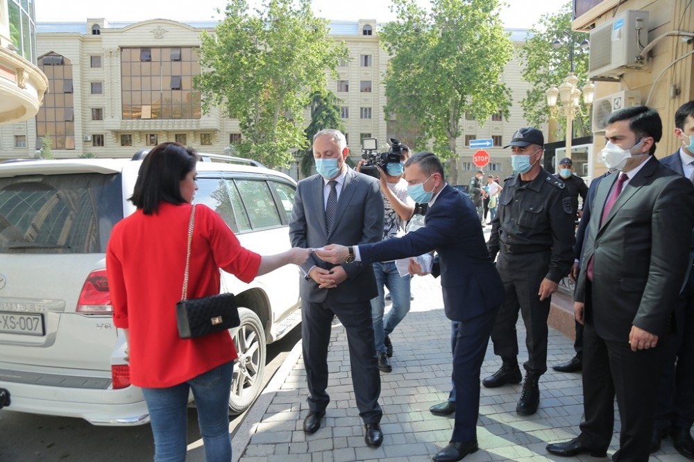 İcra başçısı avtobusa minib, insanları marifləndirdi - FOTOLAR