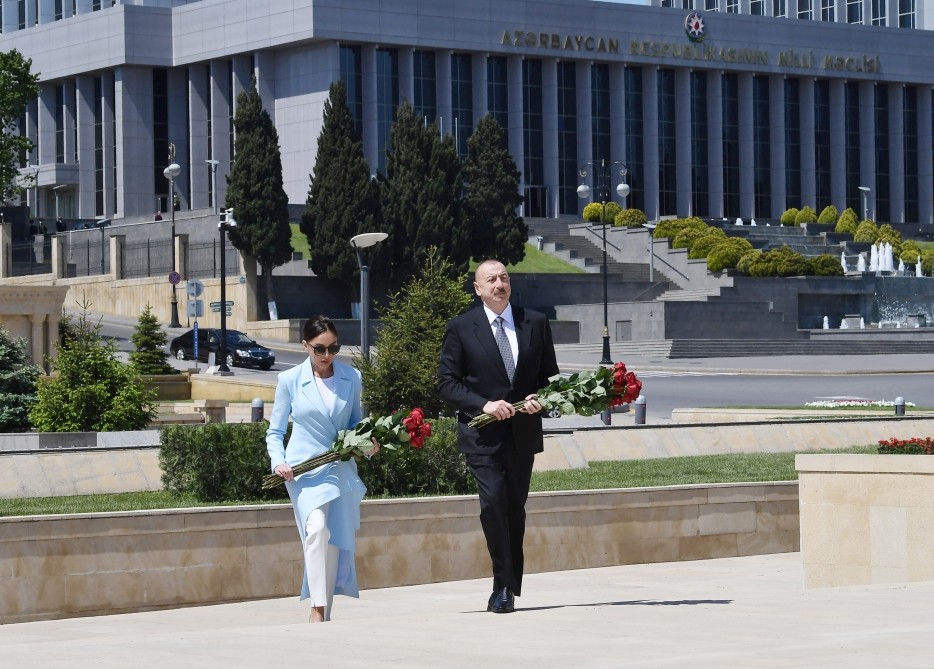 Prezident və xanımı Həzi Aslanovun məzarını belə ziyarət etdi - FOTOLAR