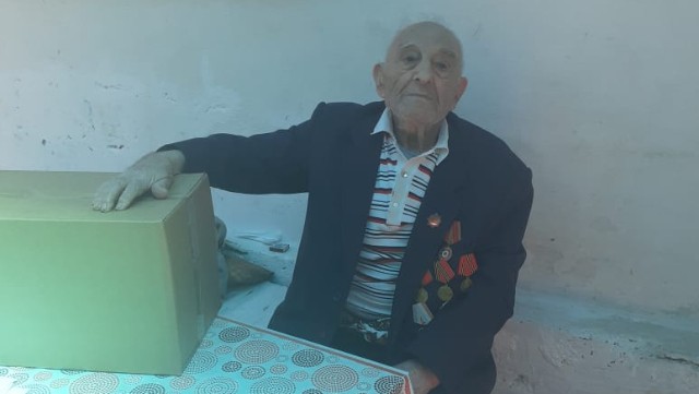 Qaradağ rayon veteranları evlərində ziyarət olundu - FOTOLAR