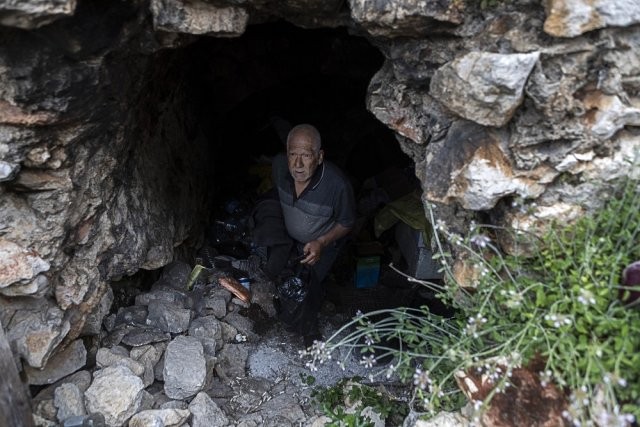 15 ildir mağarada yaşayan qocaya yardım edildi 