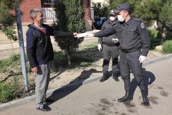 Kəlbəcər polisi vətəndaşlara tibbi maska payladı - FOTO