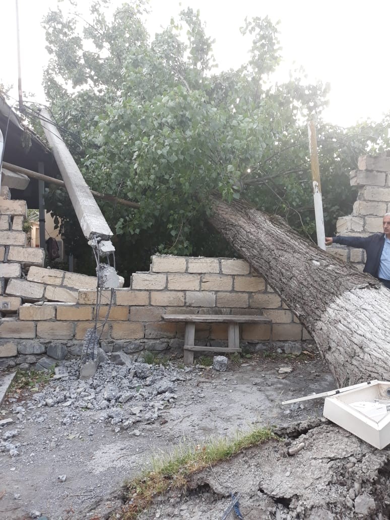 Güclü külək bəzi rayonlarda elektrik enerjisi təsərrüfatına ciddi ziyan vurub - FOTO