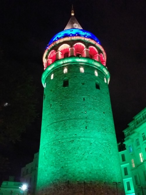 İstanbulun məşhur körpüsü Azərbaycan bayrağının rəngləri ilə işıqlandırıldı - FOTOLAR