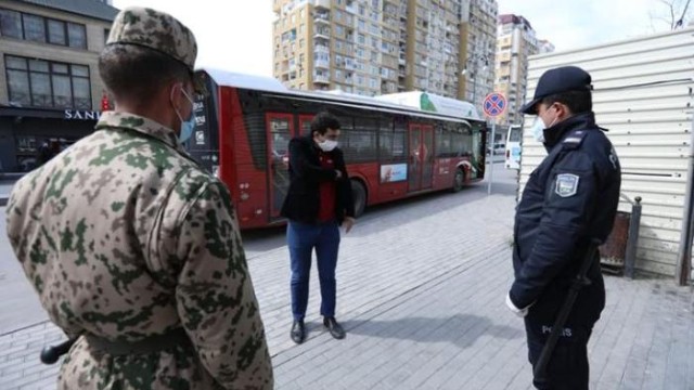 Polis karantin qaydalarını pozan 4 nəfəri saxladı 