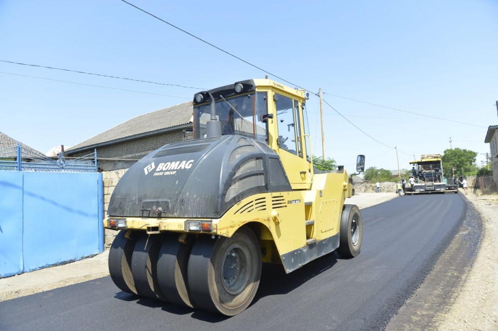 Taleh Qaraşov maska taxıb, sakinlərlə söhbət etdi - FOTO