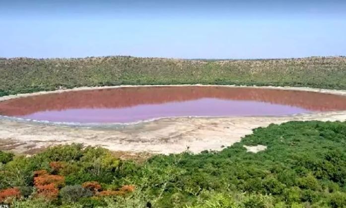 50 min yaşı olan gölün rəngi dəyişdi  - FOTO