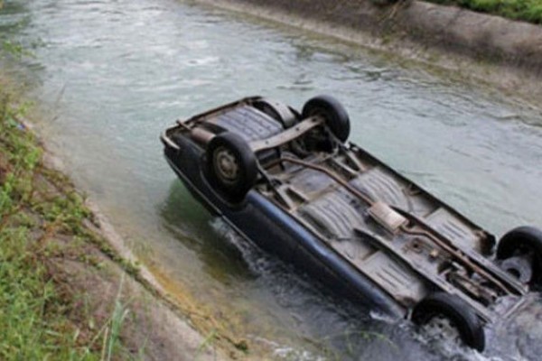 "Mercedes" su kanalına düşdü - Ölən var