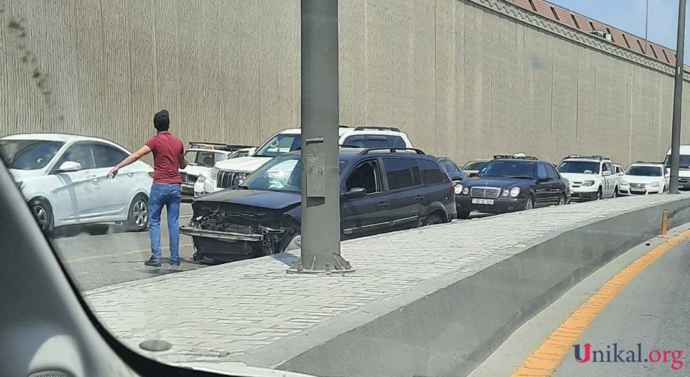 Bakıda maşın piyadanı vurub, səkiyə atdı (FOTOLAR)