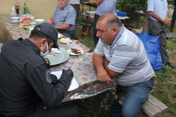 Hərbi xidmətdən qayıdan oğulları üçün məclis təşkil edənlər cərimələndi - FOTO