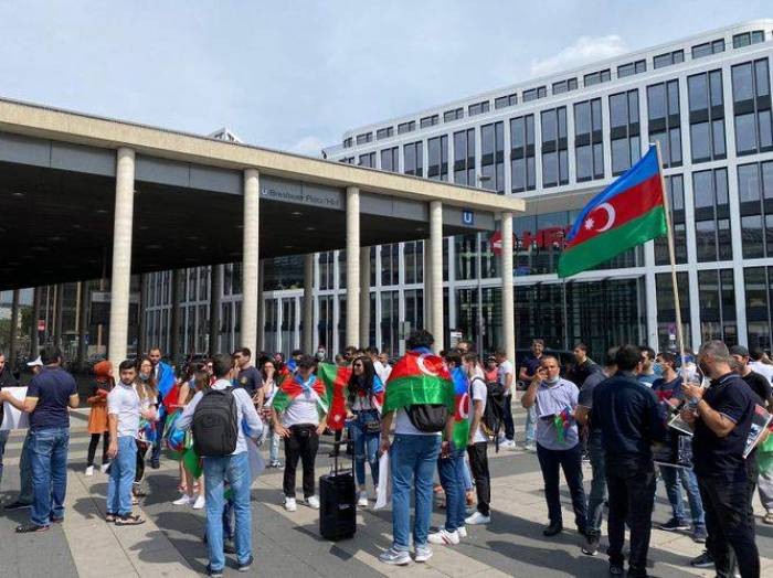 Kanadadakı azərbaycanlılardan ordumuza dəstək aksiyası - FOTO