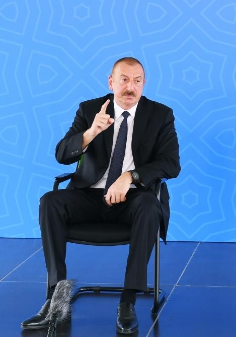 İlham Əliyev və xanımı şəhid ailələrinə mənzillərin verilməsi mərasimində - FOTOLAR