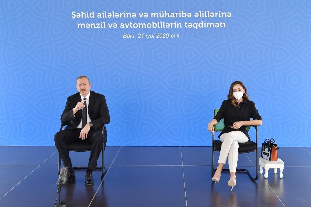 İlham Əliyev və xanımı şəhid ailələrinə mənzillərin verilməsi mərasimində - FOTOLAR