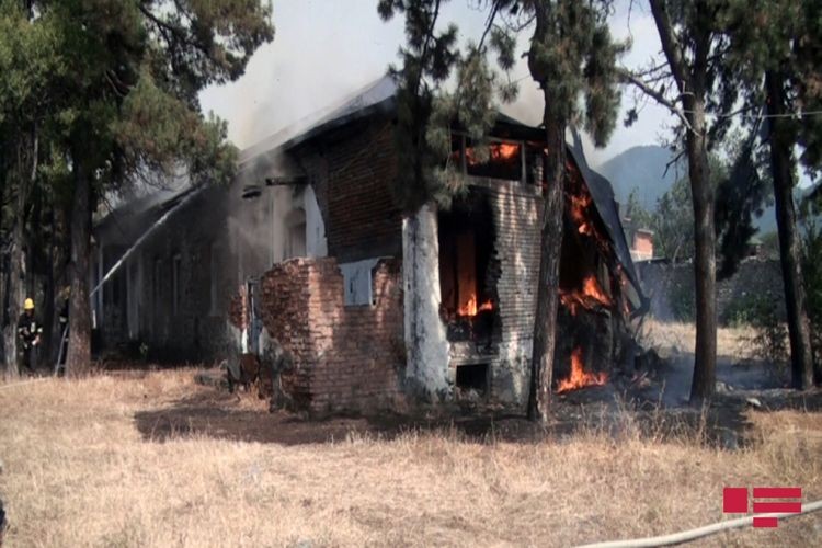 Azərbaycanda gimnaziyaya aid tikili yandı - FOTO