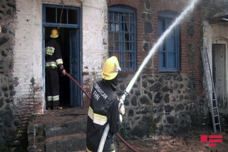 Azərbaycanda gimnaziyaya aid tikili yandı - FOTO