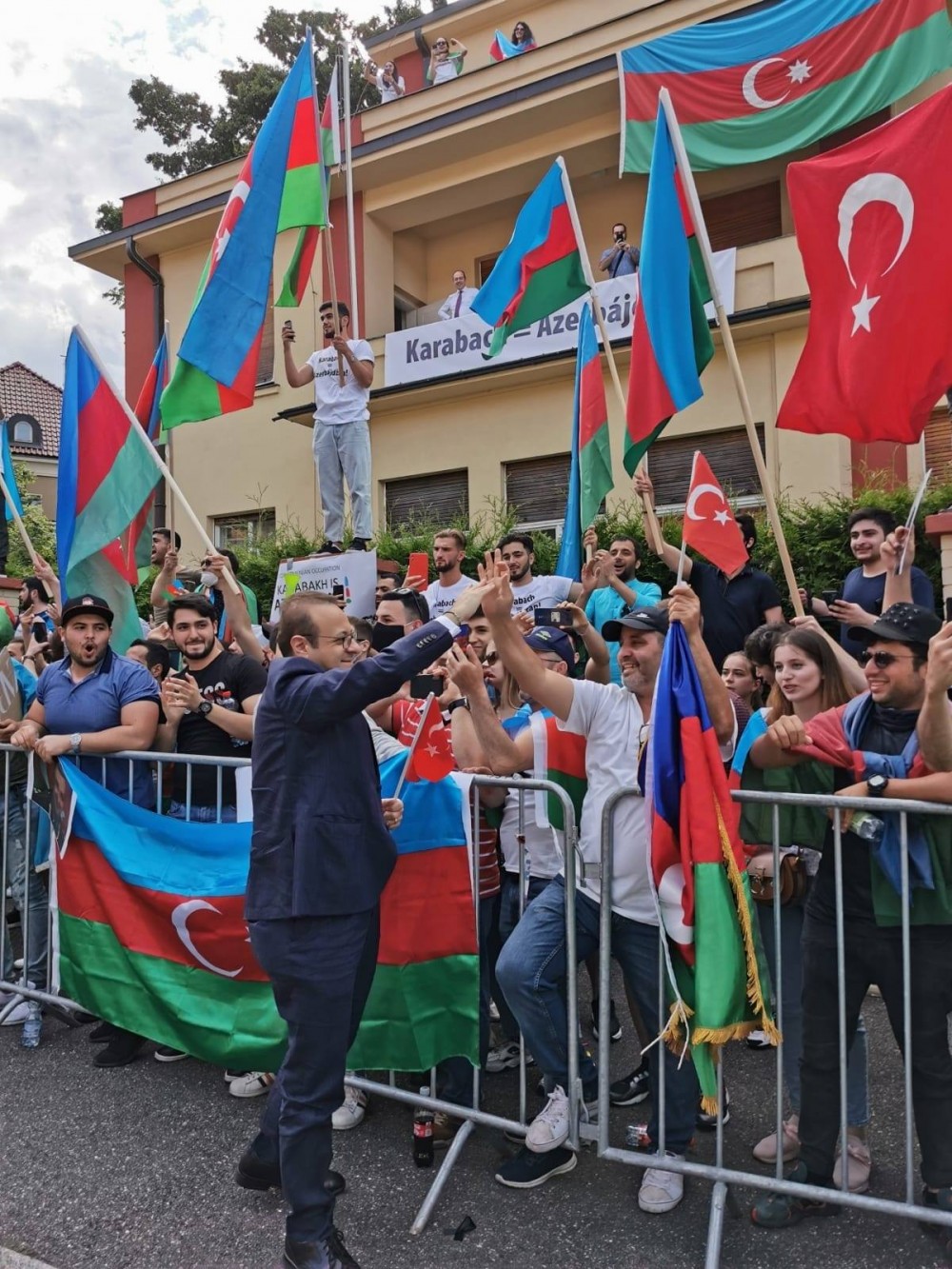 Türkiyəli səfir Praqada həmyerlilərimizə belə dəstək oldu- FOTOLAR