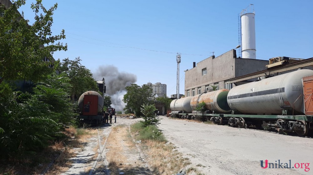 Bakıda fabrik ərazisindəki yanğın söndürüldü - FOTOLAR