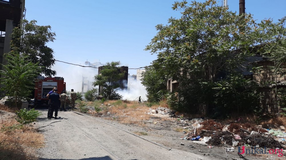 Bakıda fabrik ərazisindəki yanğın söndürüldü - FOTOLAR