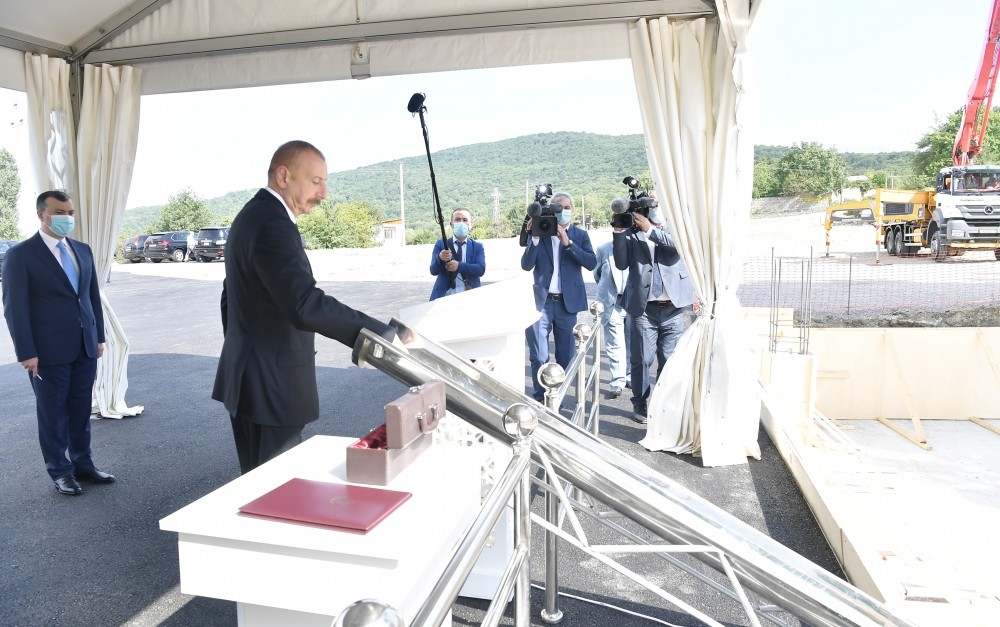 İlham Əliyev yeni mərkəzin təməlini qoydu - FOTOLAR