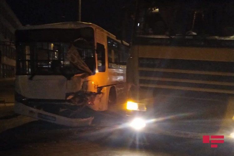 Bakıda avtobus yük maşınına çırpıldı - Xəsarət alanlar var (FOTO)