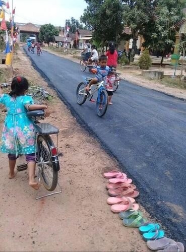 İlk dəfə asfalt görən uşaqların maraqlı reaksiyası - FOTO