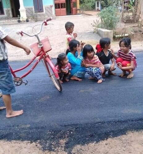 İlk dəfə asfalt görən uşaqların maraqlı reaksiyası - FOTO