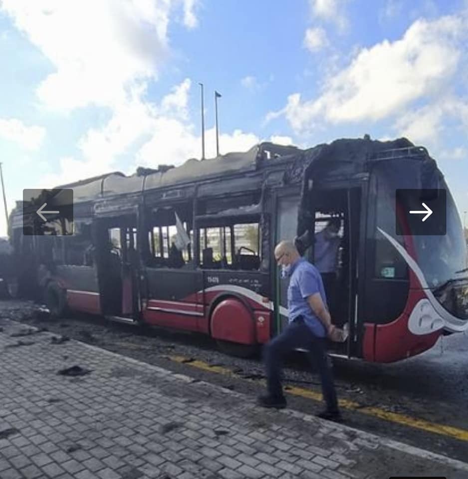 Bakıda sərnişin avtobusu YANDI - FOTO