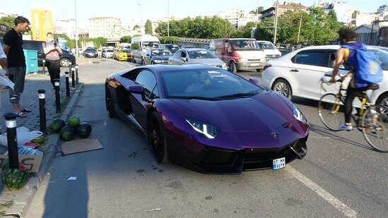 "Lamborghini" ilə qarpız satdı - FOTO