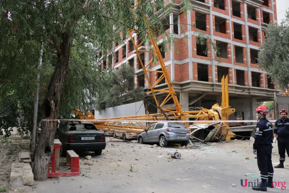 Bakıda kran yaşayış binasının üzərinə aşdı - Ölən  var (YENİLƏNİB-3+FOTOLAR)