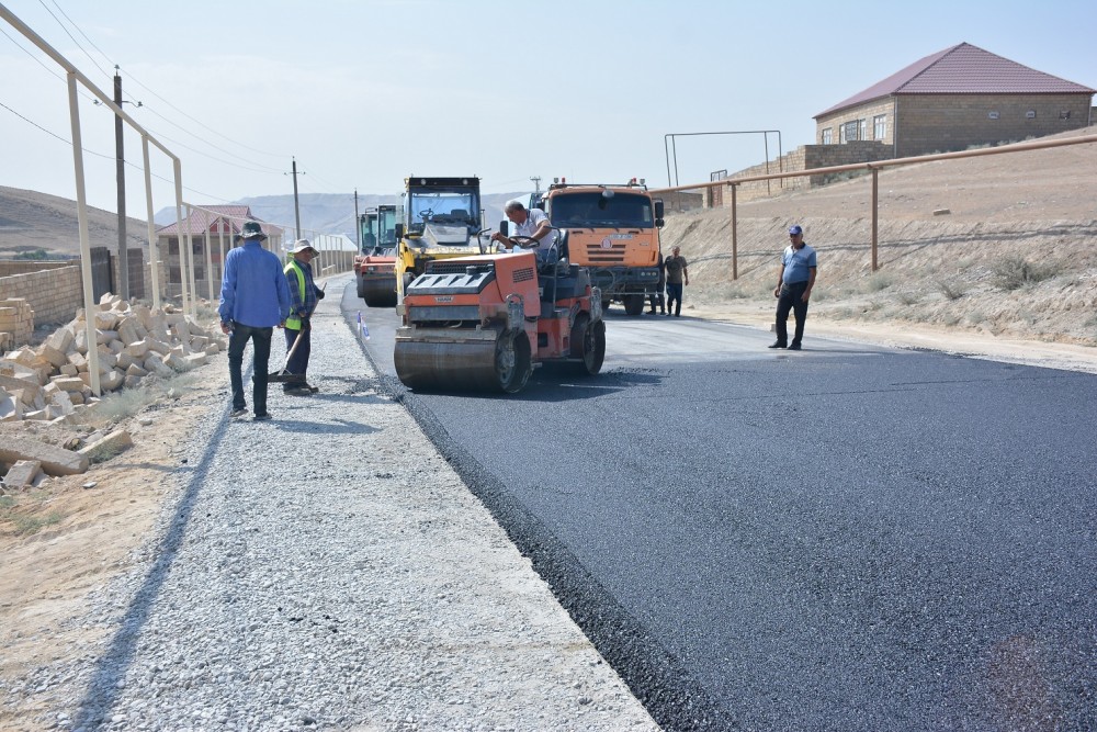 Qobu qəsəbəsində növbəti küçələr asfaltlanır  – Başçı əraziyə gəldi