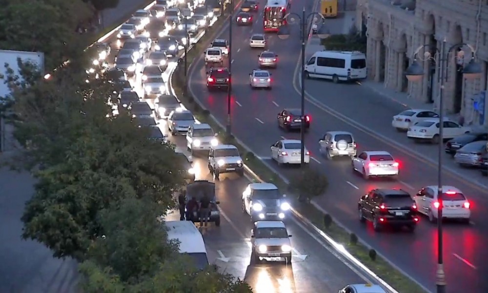 Bakıda avtobuslar üçün xüsusi hərəkət zolaqları olsa, sıxlıq azalar - FOTOLAR