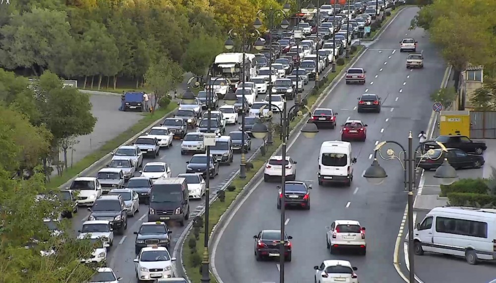 Bakıda avtobuslar üçün xüsusi hərəkət zolaqları olsa, sıxlıq azalar - FOTOLAR