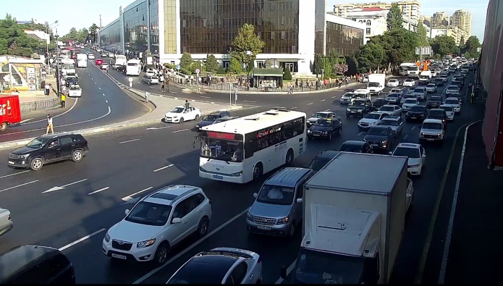 Bakıda avtobuslar üçün xüsusi hərəkət zolaqları olsa, sıxlıq azalar - FOTOLAR