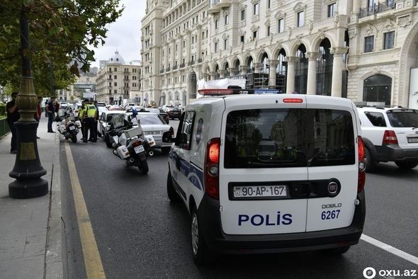 Bakıda polis əməkdaşı qəzaya düşdü - Yaralılar var