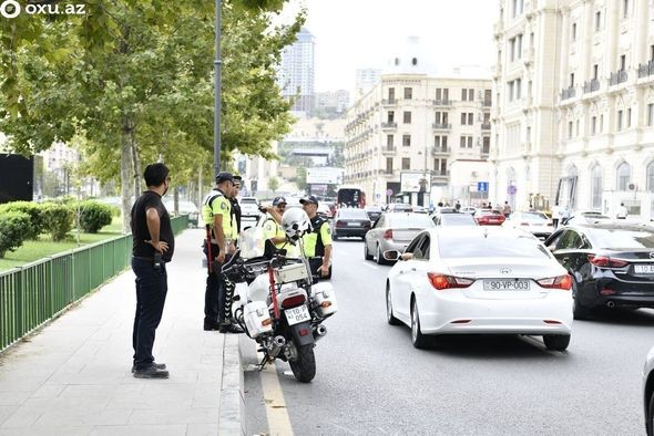 Bakıda polis əməkdaşı qəzaya düşdü - Yaralılar var