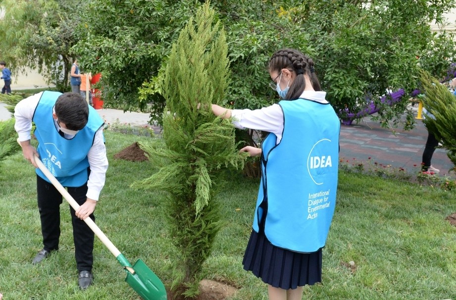 Paytaxtda abadlaşdırılan növbəti həyətlər sakinlərin istifadəsinə verilib 