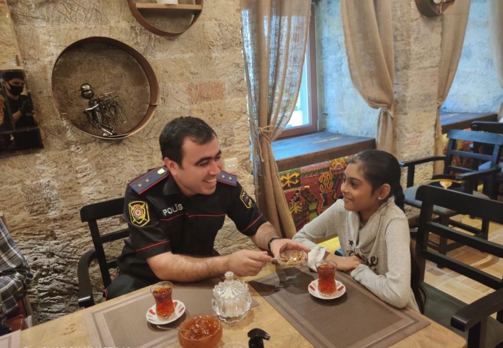 Problemləri həll olunan əcnəbilər polislərə belə təşəkkür etdi - FOTO