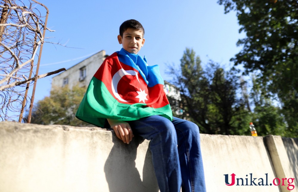 Atalarını döyüşə yola salan uşaqlar - FOTOLAR