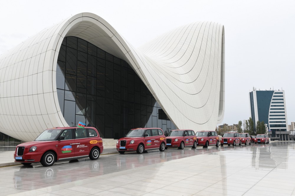 “Baku Taksi” avtomobillərini Azərbaycan bayrağı ilə bəzədi  - FOTO