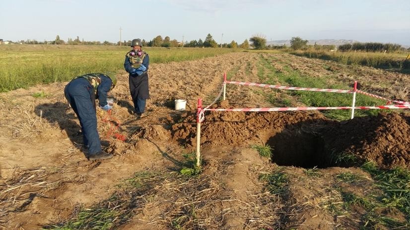 Cəbhəboyu ərazilərdə top mərmiləri və bombacıqlar aşkarlandı - FOTOLAR