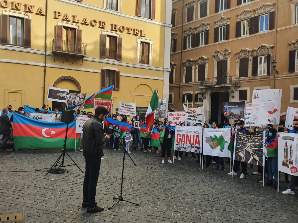 İtaliyadakı Azərbaycan diasporu ayağa qalxdı - FOTO