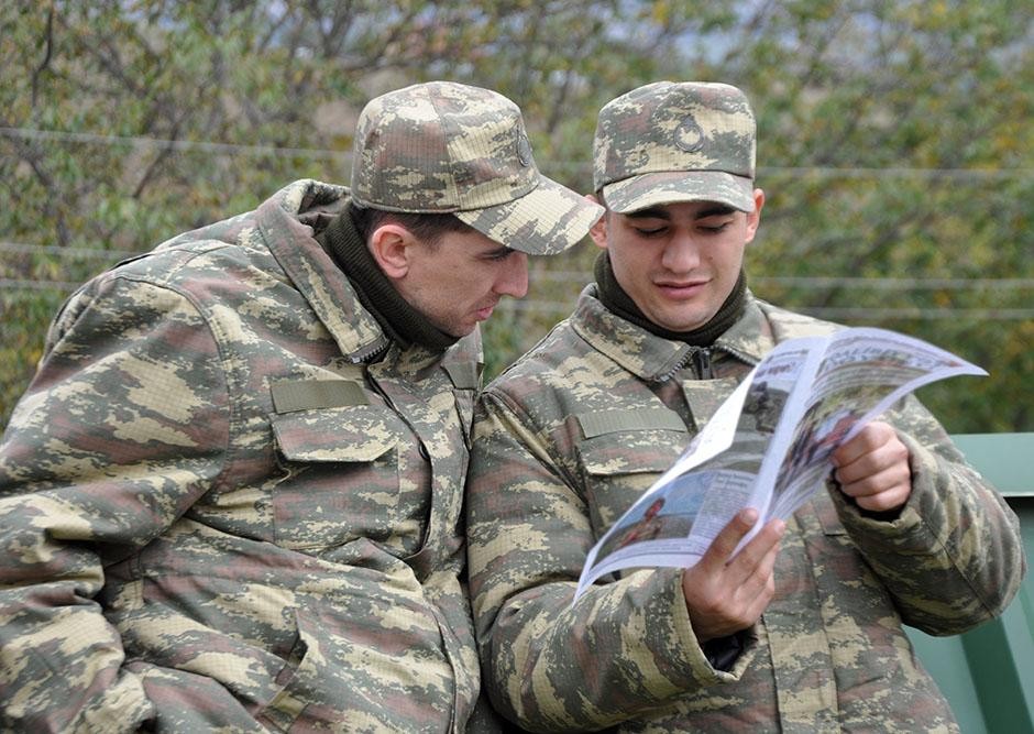 Şəxsi heyət arasında aparılan təbliğat və təşviqat işləri davam edir - FOTOLAR