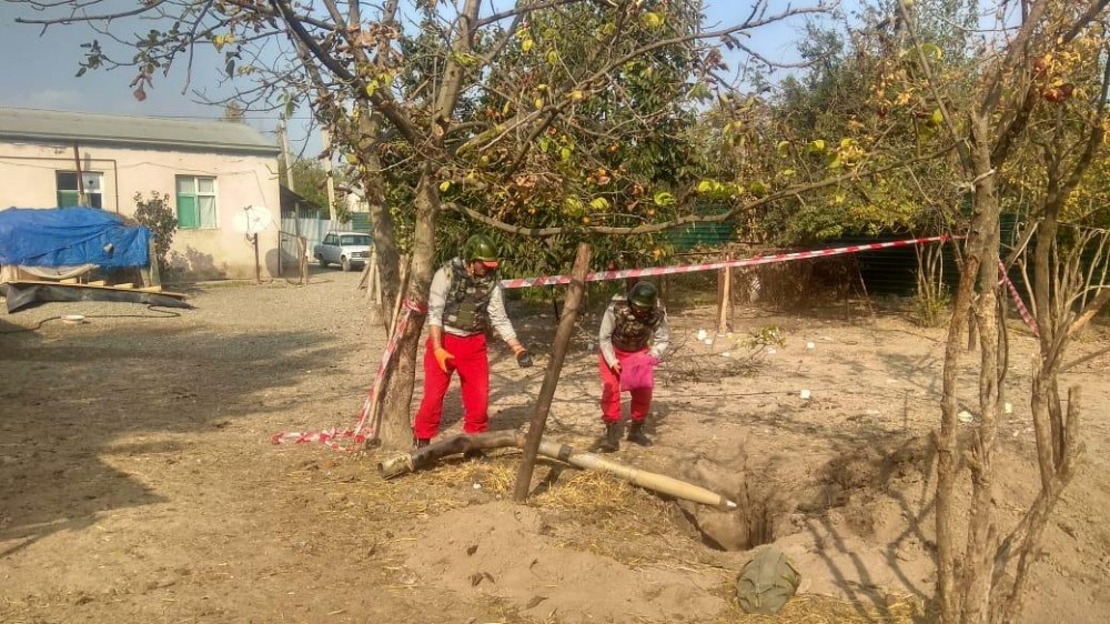 Cəbhəboyu ərazilərdə top mərmisi, raket və minalar aşkarlandı - FOTOLAR