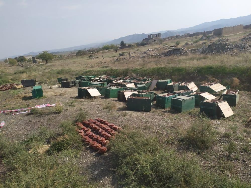 Cəbhəboyu ərazilərdə top mərmisi, raket və minalar aşkarlandı - FOTOLAR