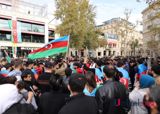 Qələbə sevincini yaşayan Bakı sakinləri - FOTOLAR