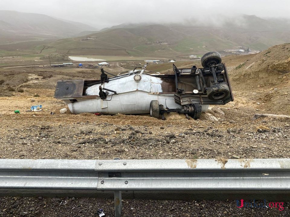 Betonqarışdıran maşın yoldan çıxaraq dərəyə aşdı - FOTO